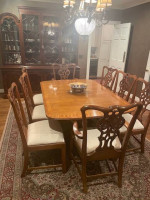 Henredon Dining Table with 8 Chairs
