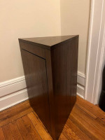 Corner accent table