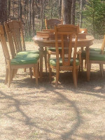 Table / chairs