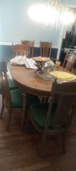 Table / chairs