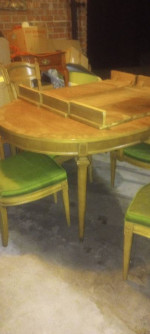 Table / chairs