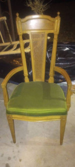 Table / chairs