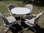 KITCHEN TABLE WITH 4 CHAIRS