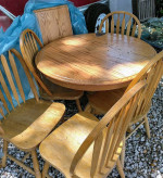 Oak table w 5 chairs and leaf