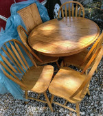 Oak table w 5 chairs and leaf