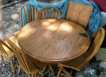 Oak table w 5 chairs and leaf