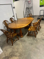 Dining table w/6 chairs and 2 leaves