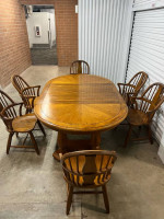 Dining table w/6 chairs and 2 leaves