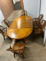 Dining table w/6 chairs and 2 leaves