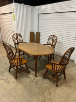 Dining Table w/4 chairs and 2 leaves