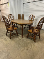 Dining Table w/4 chairs and 2 leaves