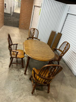 Dining Table w/4 chairs and 2 leaves