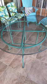 Round metal pedestal table