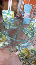 Round metal pedestal table