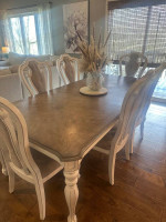 Gorgeous kitchen table and 6 chairs