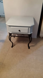 Accent table