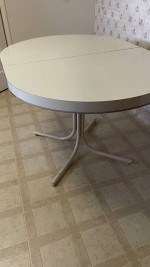 Mid-Century Modern Formica Dining/Kitchen Table w/leaf
