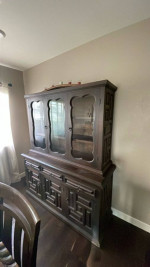 Dining table/Hutch/4 Chairs