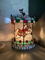TIFFANY STYLE HORSE CAROUSEL STAINED GLASS TABLE LAMP