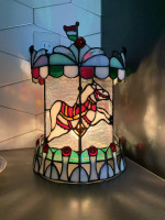 TIFFANY STYLE HORSE CAROUSEL STAINED GLASS TABLE LAMP