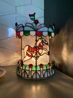 TIFFANY STYLE HORSE CAROUSEL STAINED GLASS TABLE LAMP