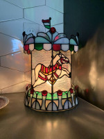 TIFFANY STYLE HORSE CAROUSEL STAINED GLASS TABLE LAMP