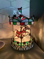 TIFFANY STYLE HORSE CAROUSEL STAINED GLASS TABLE LAMP