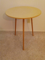LAMP OR END TABLE WITH REMOVABLE LEGS