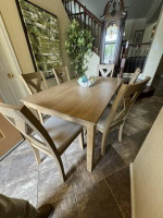 Beautiful dining table with 6 chairs in excellent conditions 60" inch