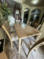 Beautiful dining table with 6 chairs in excellent conditions 60" inch