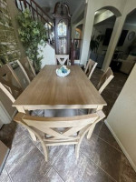Beautiful dining table with 6 chairs in excellent conditions 60" inch