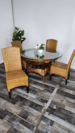 Like New - Pier 1 Imports Dining / Kitchen Table 4 Matching Rattan Cha