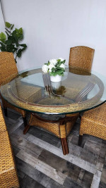Like New - Pier 1 Imports Dining / Kitchen Table 4 Matching Rattan Cha