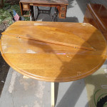 Round table with 2 folding down leaves.