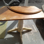 Round table with 2 folding down leaves.