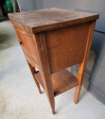 Antique Mahogany Wood Finish Nightstand/End Table