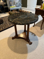 Round 28"  Marble Table excellent condition
