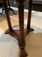 Round 28"  Marble Table excellent condition