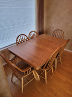 Richardson Brothers Dining Table with 6 chairs & 4 leaves