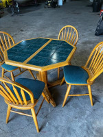 Set table and chairs with center leaf