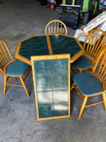 Set table and chairs with center leaf