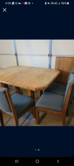Very nice dinning tablew/4 cushioned chairs  w/extra table leaf