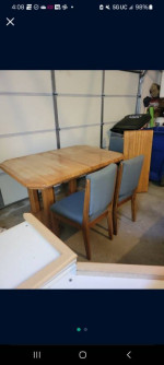 Very nice dinning tablew/4 cushioned chairs  w/extra table leaf