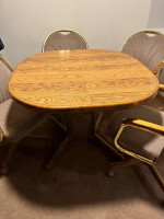 Dining room table 40” with leaf and 4 chairs