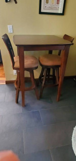 High Top Table - 4 Bar Stools