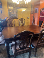 Dining table / chairs