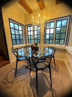 Round dining table