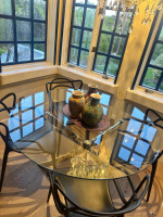 Round dining table