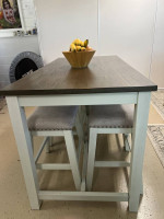 Counter-high dining table and 4 Stools