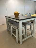 Counter-high dining table and 4 Stools